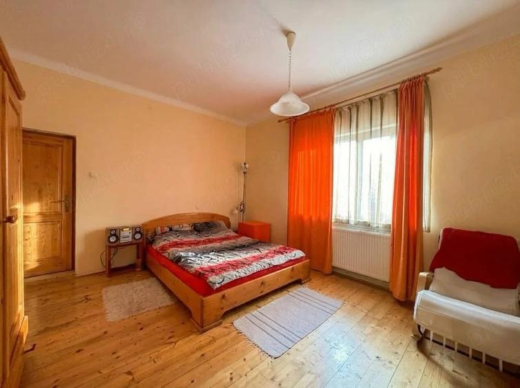 Casă cu 4 camere cu Teren 500 Mp în Central