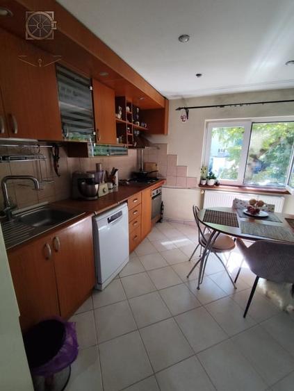 Apartament cu 4 camere semidecomandat, mobilat în Sebastian