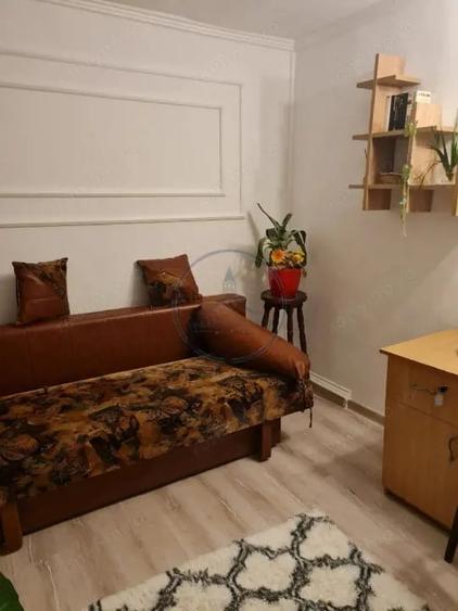Apartament cu 3 camere semidecomandat, mobilat în Central