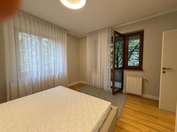 Apartament cu 3 camere semidecomandat, mobilat în Capitale