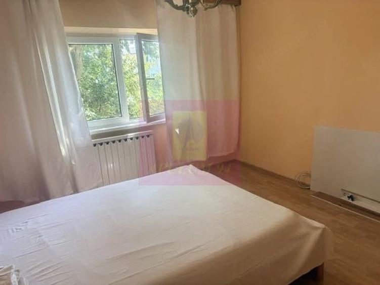 Apartament cu 3 camere decomandat în Drumul Sării