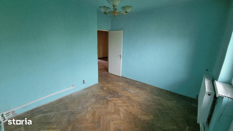 Apartament cu 3 camere decomandat în Petros