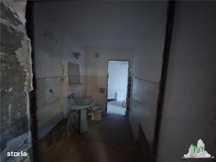 Apartament cu 3 camere semidecomandat în Nicolae Bălcescu