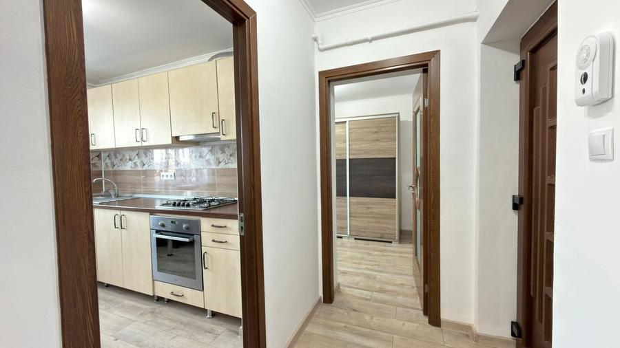 Apartament cu 3 camere semidecomandat, mobilat în Central