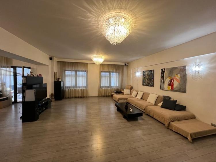 Apartament cu 5 camere decomandat în Herăstrău