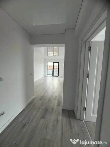 Apartament cu 7 camere decomandat în Nicolina