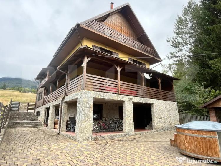 Casă cu 12 camere cu Teren 530 Mp în Colibița