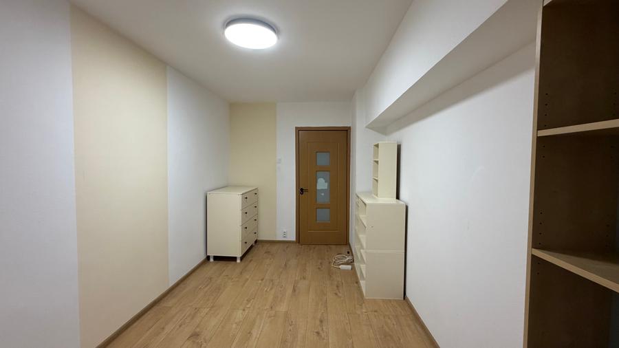 Apartament cu 3 camere semidecomandat în P-ța Victoriei