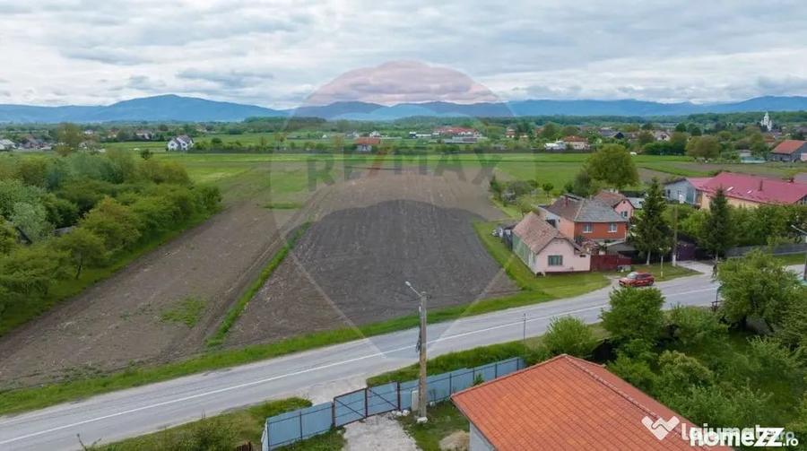 Teren de 5700 mp, în Podu Oltului