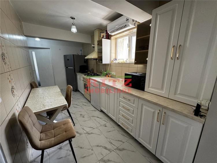 Apartament cu 3 camere semidecomandat în Crișan