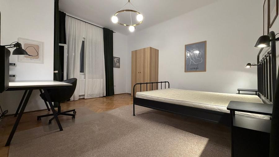 Apartament cu 5 camere decomandat în P-ța Victoriei