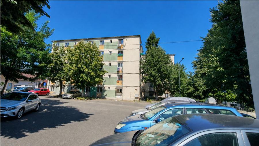 Apartament cu 2 camere semidecomandat în Petrișor