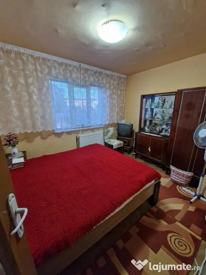 Apartament cu 2 camere semidecomandat, mobilat în Dâmbovița