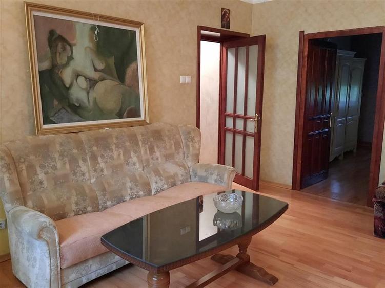 Apartament cu 3 camere semidecomandat, mobilat în Central