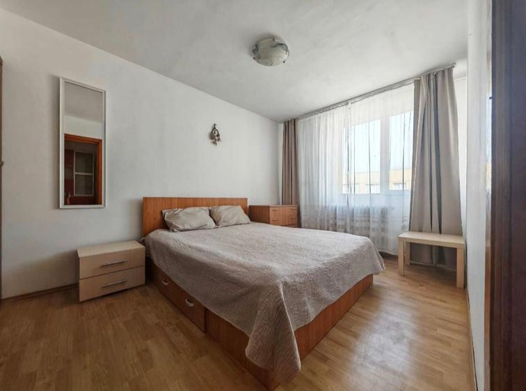 Apartament cu 3 camere semidecomandat în Obor