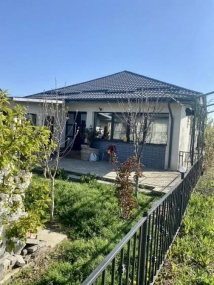 Casă cu 6 camere cu Teren 201 Mp în 1 Decembrie