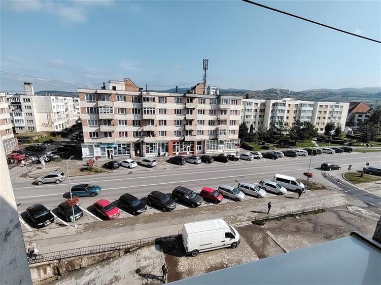Apartament cu 3 camere decomandat, mobilat în Central