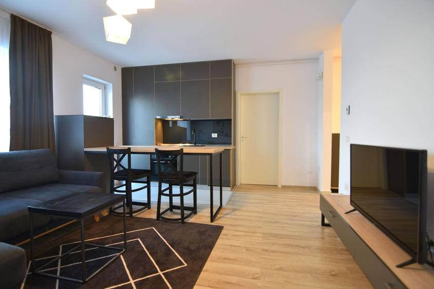 Apartament cu 3 camere semidecomandat, mobilat în Aradului