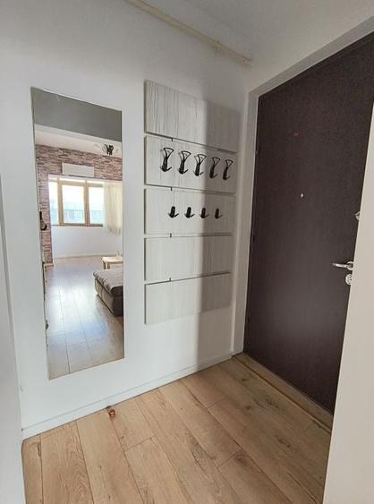 Apartament cu 3 camere semidecomandat, mobilat în 1 Mai