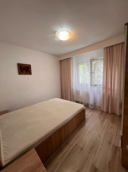 Apartament cu 3 camere decomandat în P-ța Victoriei