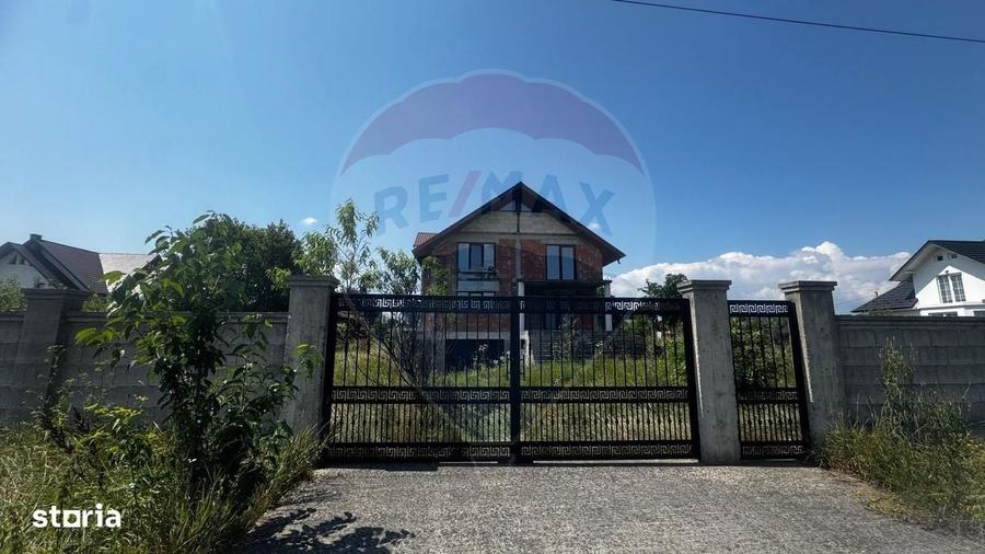 Casă cu 4 camere în Costâna