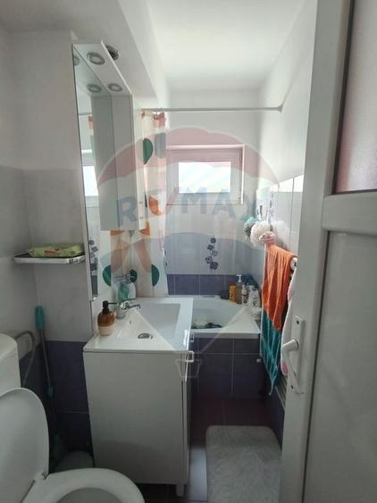 Apartament cu 3 camere semidecomandat, mobilat în Craiovița Nouă