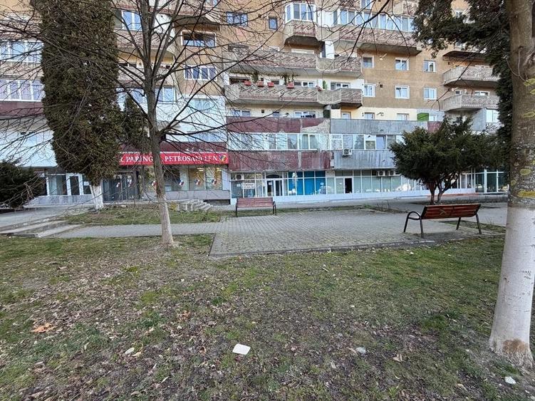 Spațiu comercial, de 125 mp, în Petros