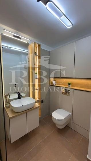 Apartament cu 3 camere semidecomandat în Florești