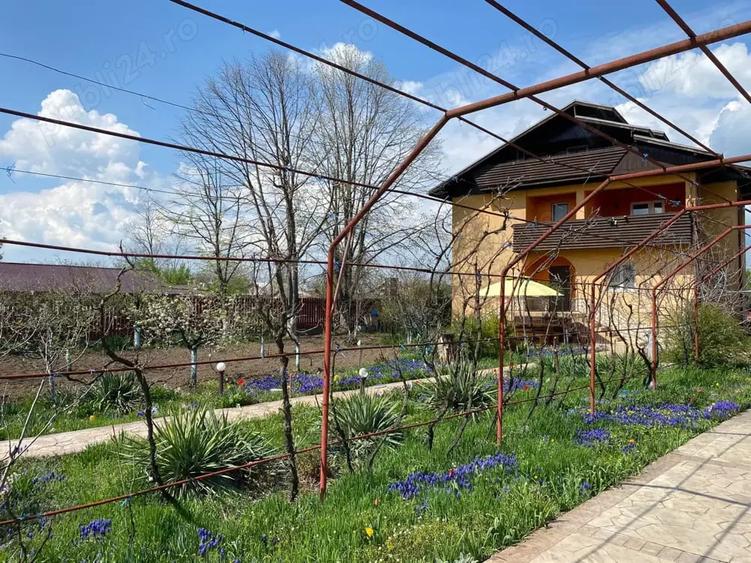Casă cu 9 camere cu Teren 1500 Mp în Ceacu