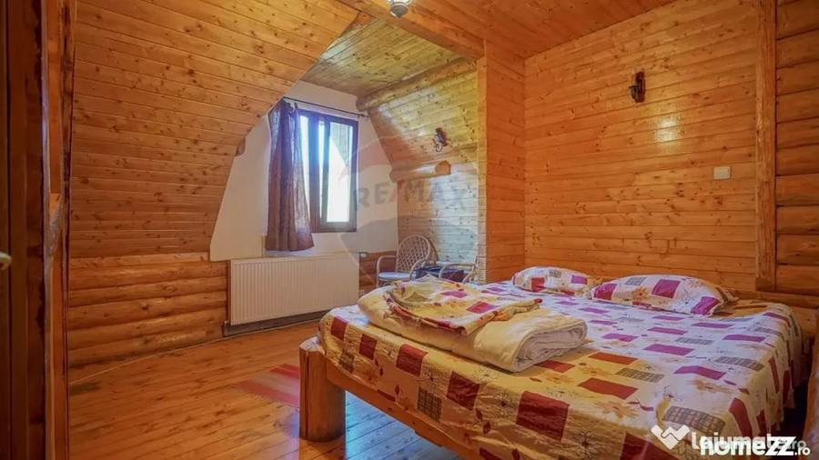 Casă cu 8 camere cu Teren 1000 Mp în Timișu de Jos