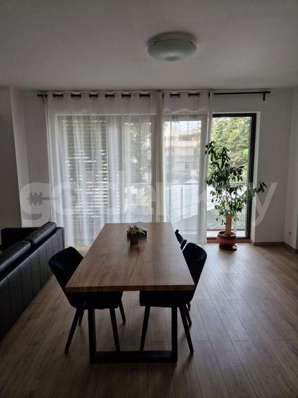 Apartament cu 3 camere semidecomandat, mobilat în Victoriei