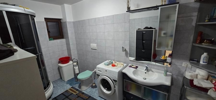 Casă individuală cu 5 camere cu Garaj în Petrești