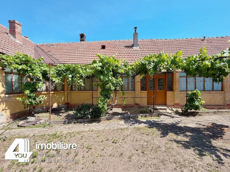 Casă cu 4 camere cu Teren 1459 Mp în Secusigiu