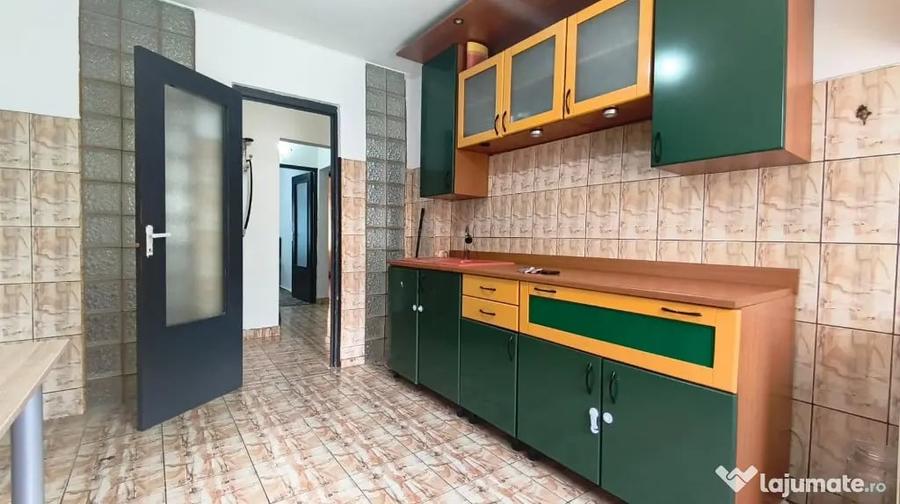 Apartament cu 3 camere decomandat în Piața Centrală