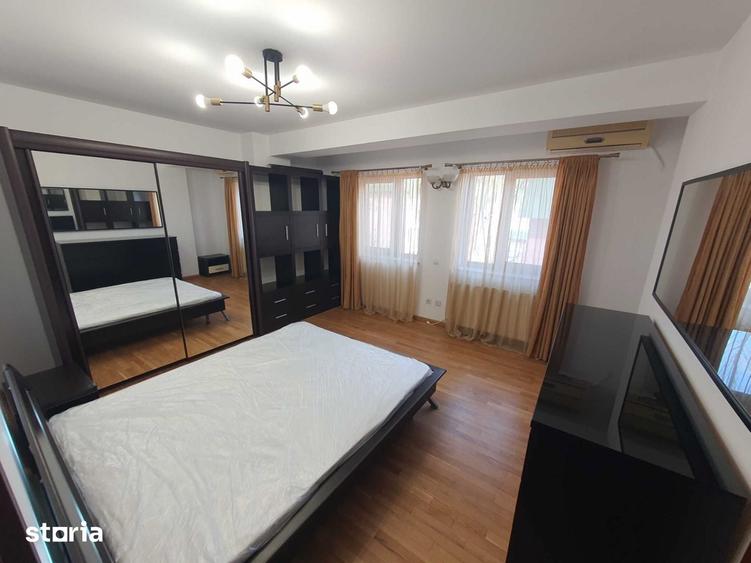 Apartament cu 3 camere semidecomandat în Centrul Civic