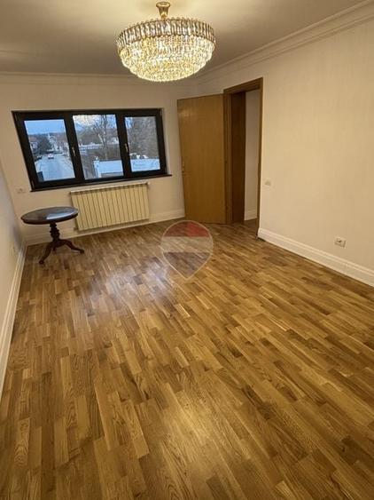 Duplex cu 6 camere cu Teren 350 Mp în Central