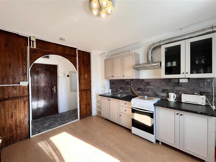 Apartament cu 2 camere semidecomandat, mobilat în Central