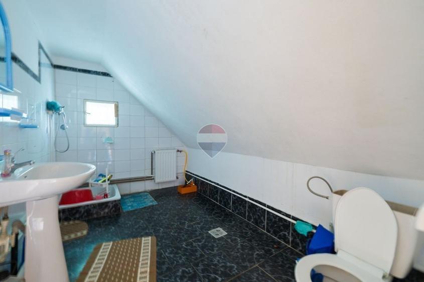 Casă individuală cu 7 camere cu Teren 1259 Mp în Bran