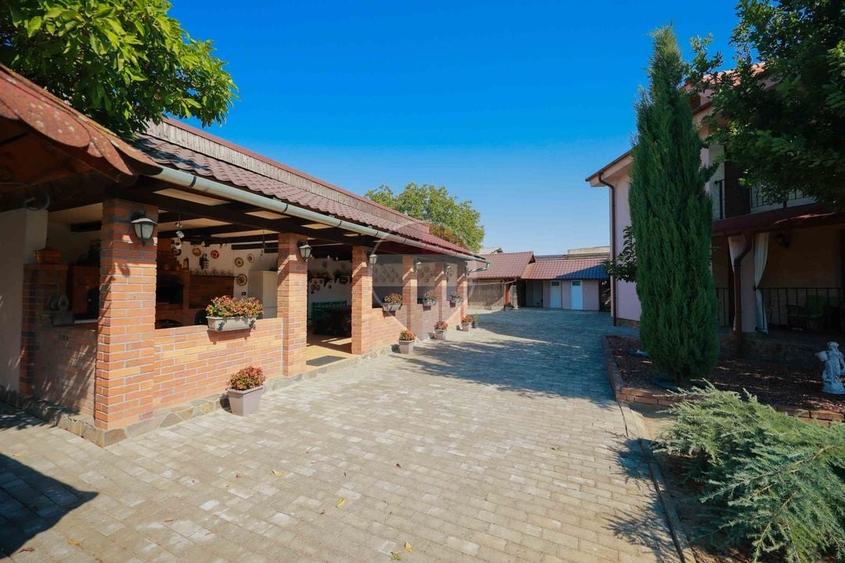 Casă individuală cu 5 camere cu Teren 1198 Mp în Central