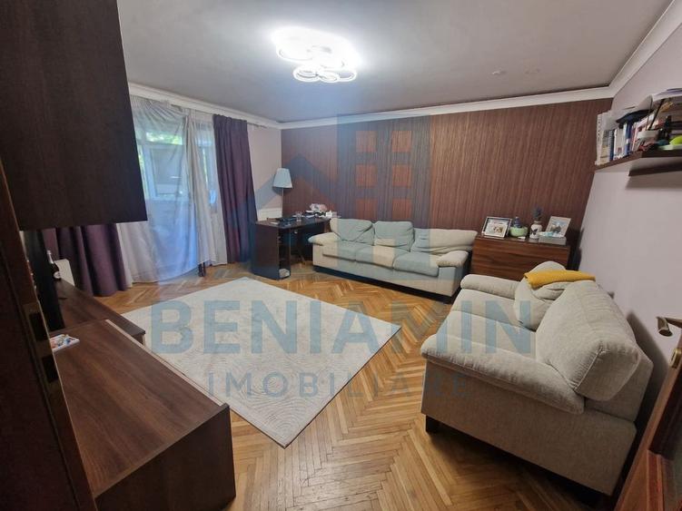 Apartament cu 4 camere decomandat în Central