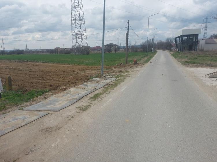 Vand parcele , teren intravilan , stradal, cu toate utilitatile - 8