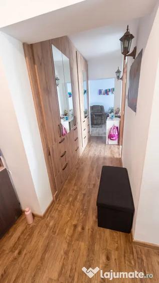 Apartament cu 3 camere semidecomandat în Basarabia