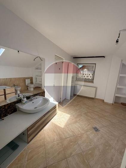 Casă individuală cu 5 camere cu Teren 300 Mp în Ferneziu
