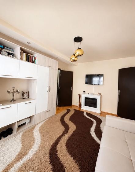 Apartament cu 3 camere decomandat în Exterior Vest
