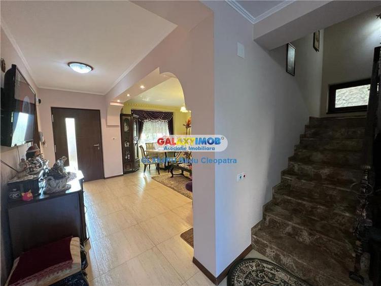 Casă cu 5 camere cu Garaj în Central