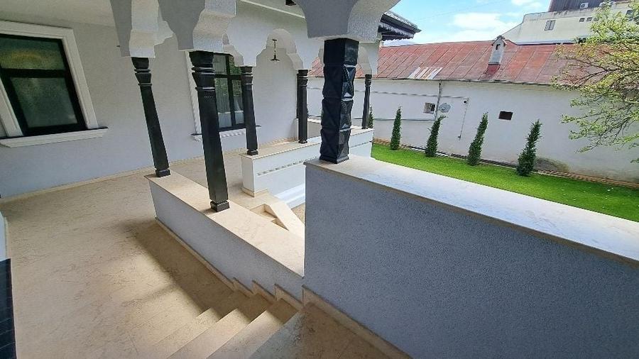 Casă individuală cu 5 camere cu Canalizare în Central