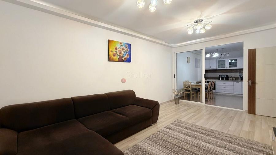 Apartament cu 3 camere decomandat, mobilat în Tractorul