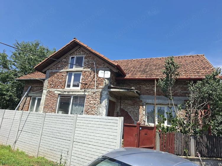 Casă cu 6 camere cu Teren 2000 Mp în Sântuhalm