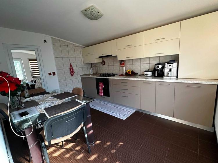 Casă cu 4 camere în Schela