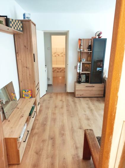 Apartament cu 3 camere semidecomandat în Dacia